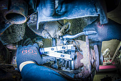 Klešče za manšete pogonskih gredi za uporabo z momentnim klj